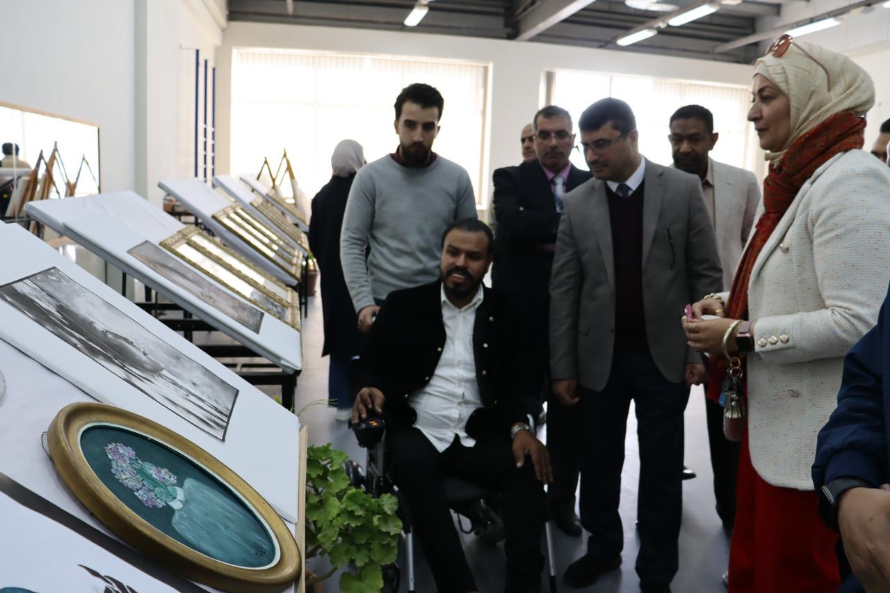 معرضاً  للفن التشكيلي في الطفيلة التقنية