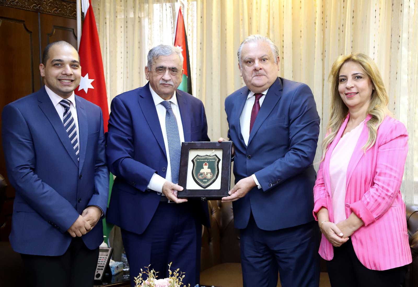 بحث التعاون بين "الأردنية" وسفارة جمهورية البيرو