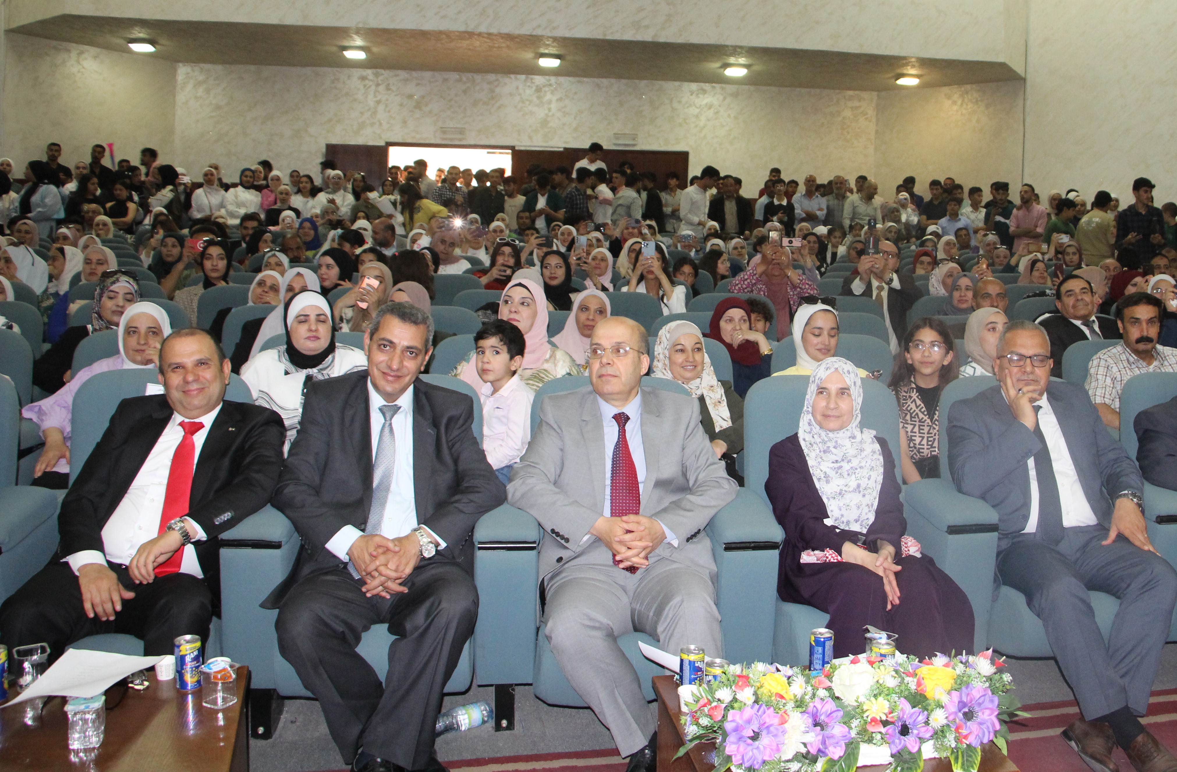 حفلٌ لطلبة الثانوية العامة في مدرسة الجامعة النموذجية