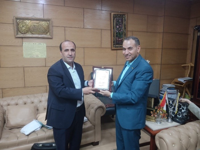 أكاديمي من جامعة الزرقاء يزور جامعة القاهرة