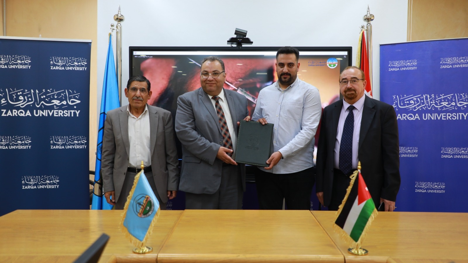مذكرة تفاهم بين جامعة الزرقاء وشركة الآفاق الهندسية للوحات الكهربائية