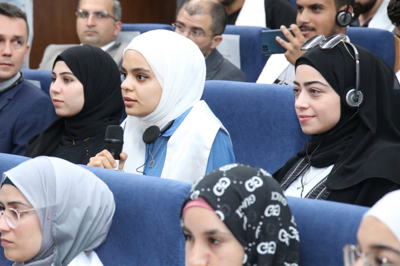 نائب رئيس المفوضية الأوروبية يلتقي طلبة برنامجي التعليم السوري الأردني وإيراسمون بلس في الجامعة الألمانية الأردنية