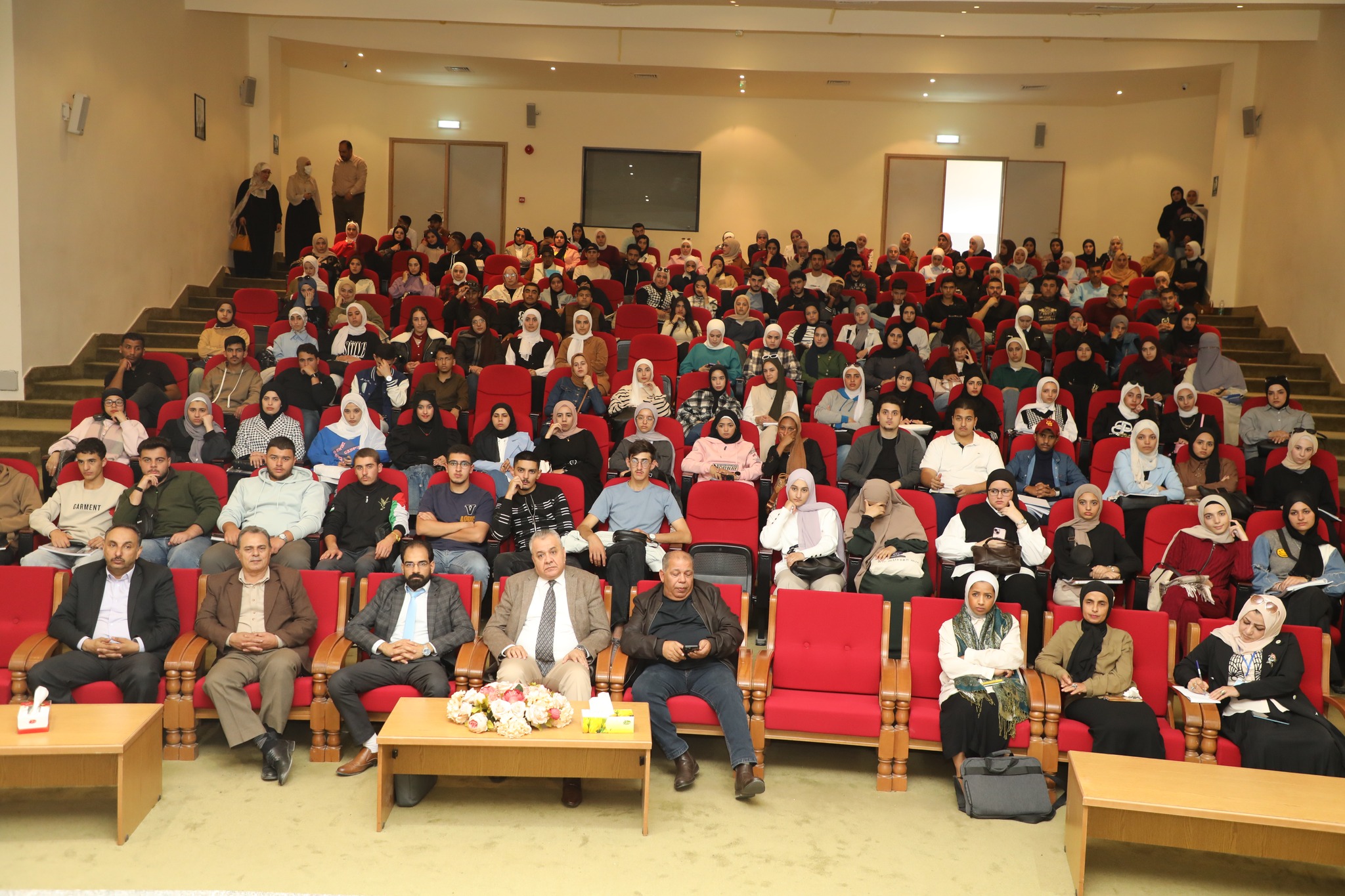 عميد كلية اللغات الأجنبية يلتقي الطلبة المستجدين في جامعة آل البيت.