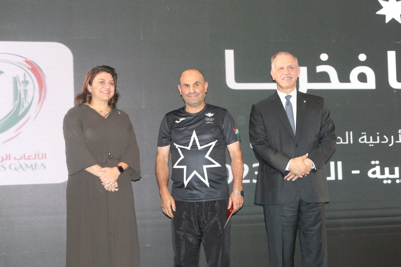سمو الأمير فيصل بن الحسين يُكرم الكابتن المومني من جامعة إربد الأهلية في دورة الألعاب العربية الجزائر ٢٠٢٣