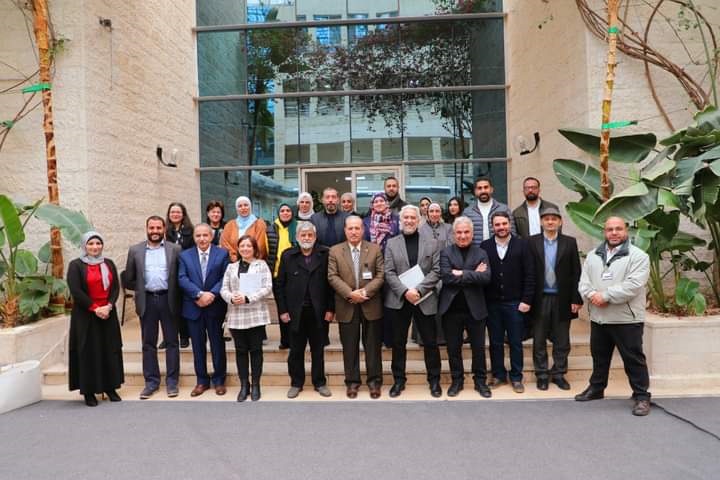 كاديمية من جامعة الزرقاء تشارك في تحكيم مشاريع تخرج لقسم العمارة