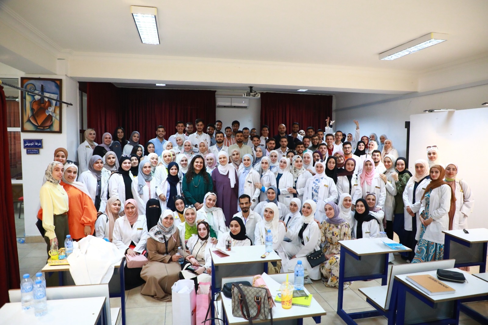 افتتاح معرض الملصقات العلمية لكلية الصيدلة في جامعة الزرقاء