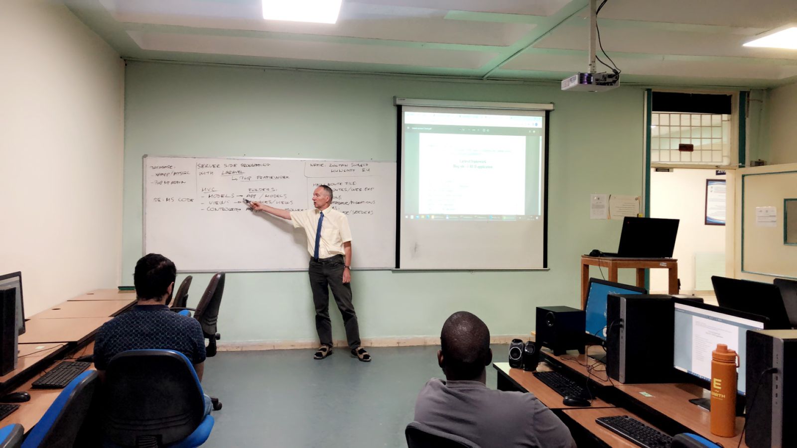 الدكتور زولتان سوبيكز يقضي اسبوعاً علمياً في جامعة عمان الأهلية ضمن برامج إيراسموس