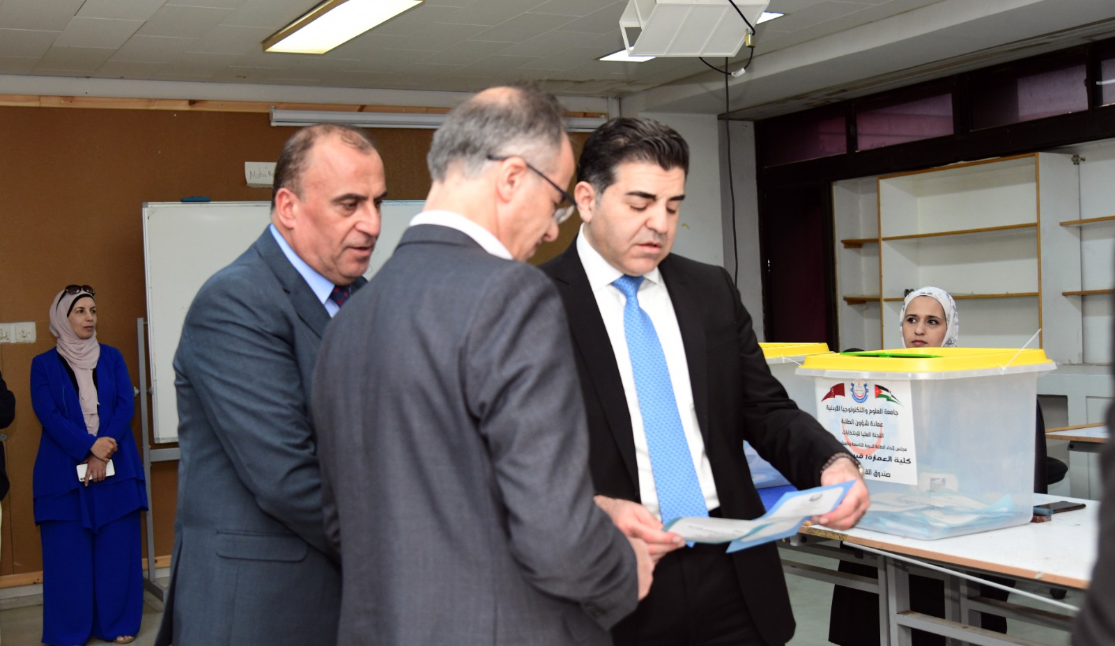 رئيس جامعة العلوم والتكنولوجيا الأردنية يتفقد سير العملية الانتخابية لاتحاد الطلبة ويدعو الطلبة للمشاركة في الانتخابات