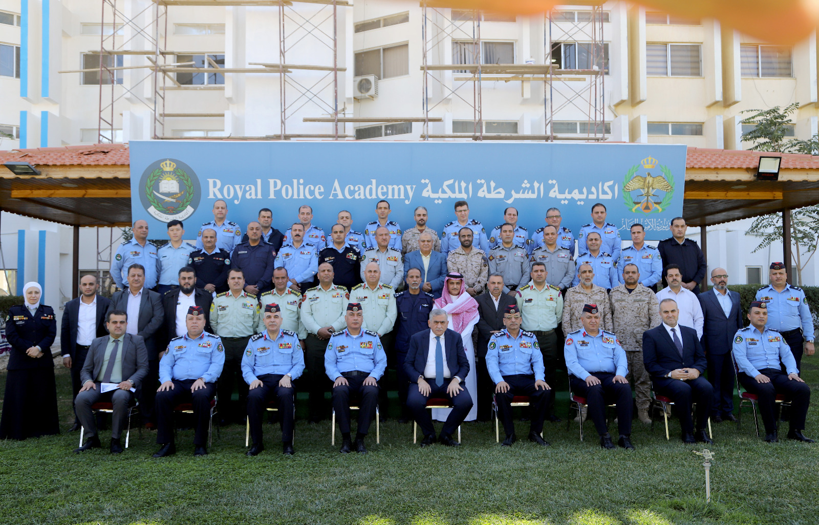 رئيس الجامعة الأردنية: علينا في الجامعات الاهتمام أكثر من خلال مساقات التربية الوطنية والثقافة العسكرية لإبراز دور القوات المسلحة والأجهزة الأمنية في الأمن الوطني أثناء لقائه بطلبة أكاديمية الشرطة الملكية