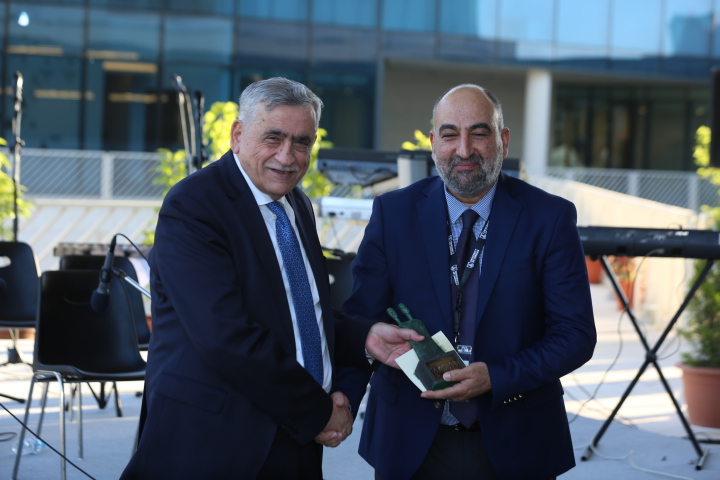 رئيس الجامعة الأردنية معالي الأستاذ الدكتور نذير عبيدات يُسلّم الأساتذة الفخريين الدروع التكريمية