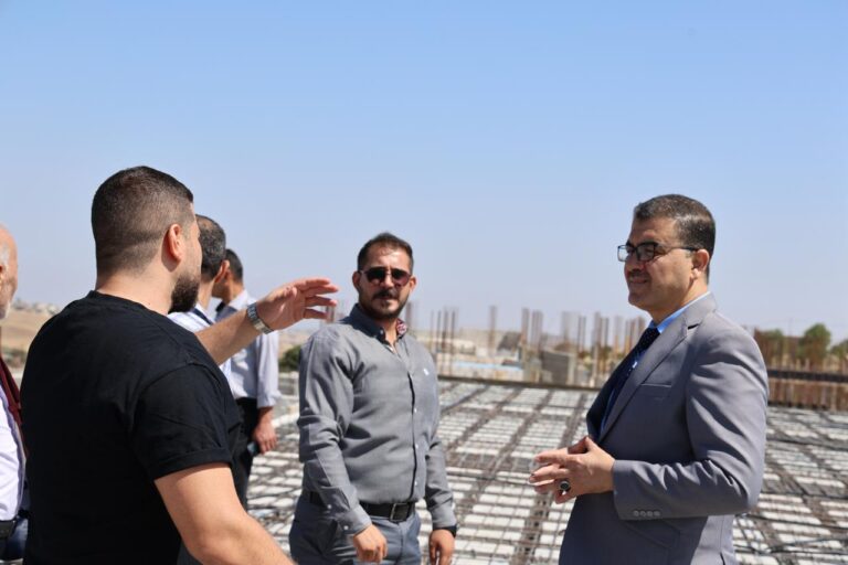 رئيس جامعة عجلون الوطنية يتفقد بناء الطابق الرابع في المبنى التعليمي