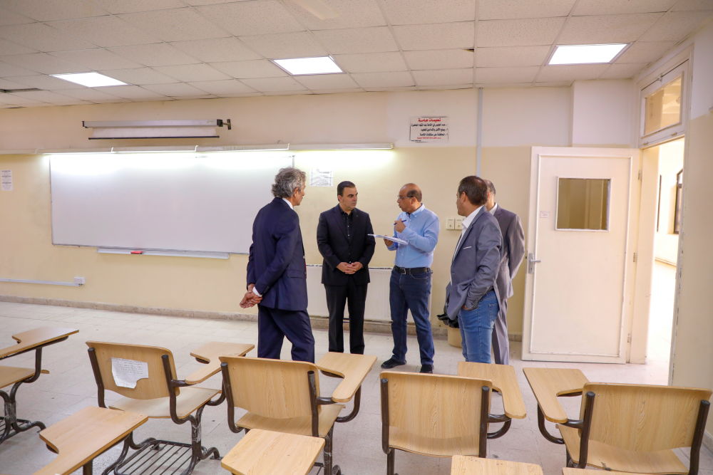 لجامعة الهاشمية تستعد لقبول دفعة جديدة من طلبة الدبلوم العالي لإعداد المعلمين أكد نائب رئيس الجامعة الأستاذ الدكتور وصفي الروابدة أن الجامعة تستعد لاستقبال دفعة جديدة من طلبة برنامج الدبلوم العالي لإعداد المعلمين، وتعمل على توفير التجهيزات التعليمية التقنية التي يحتاجها البرنامج وتحديث القاعات الصفية وفق المعايير العالمية لاعتماد برامج تأهيل المعلمين، جاء ذلك خلال جولة اطلع خلالها على سير العمل في تجهيز القاعات الصفية بالتقنيات الحديثة في مجمع القاعات الشرقي (مجمع ابن رشد) رافقه فيها عميد كلية العلوم التربوية الأستاذ الدكتور سهيل الحباشنة، ومدير وحدة المدينة الجامعة المهندس صايل نصير. وقال الدكتور الروابدة، إن الجامعة تعمل على توفير كل ما يحتاجه هذا البرنامج لضمان تميزه، وحاجته إلى التوسع في التخصصات التي يقدمها لتشمل تخصصات تعليمية وتربوية جديدة، وتوفير البيئة الجاذبة للطلبة وبما يتناسب مع شروط هيئة اعتماد مؤسسات التعليم العالي، وأثنى على جهود كلية العلوم التربوية ووحدة المدينة الجامعية فيما تم إنجازه من مراحل متقدمة في تجهيز القاعات والمرافق التعليمية. وذكر الدكتور الحباشنة أن كلية العلوم التربوية حريصة على توفير البيئة الجامعية المثلى بتوفير القاعات الصفية الحديثة واستقطاب مدرسي المعلمين المؤهلين، وتوفير التقنيات التعليمية المتطورة. وقال مدير وحدة المدينة الجامعية المهندس صايل نصير إنه في ضوء تزايد أعداد الطلبة الجدد نعمل على تجهيز القاعات الصفية من الناحية الفنية وتزويدها بالأجهزة والأثاث وفق أفضل المعايير. وفي إطار الجولة التقى نائب رئيس الجامعة، عددا من مدرسي المعلمين في برنامج الدبلوم العالي لإعداد المعلمين واستمع إلى ملاحظاتهم واستفساراتهم. يذكر أن الدبلوم العالي لإعداد المعلمين، دبلوم وطني، يستقطب خريجي البكالوريوس في تخصصات العلوم، والرياضيات، واللغة العربية، واللغة الانجليزية ومعلم الصف إضافة إلى عدد من التخصصات الجديدة في الدراسات الاجتماعية والدراسات الإسلامية والشريعة لإعدادهم للعمل كمعلمين مؤهلين، إذ يسعى إلى تطوير العملية التدريبية للمعلّمين قبل مباشرتهم الخدمة عبر برنامج يمزج بين التدريب العملي والمساقات النظرية.