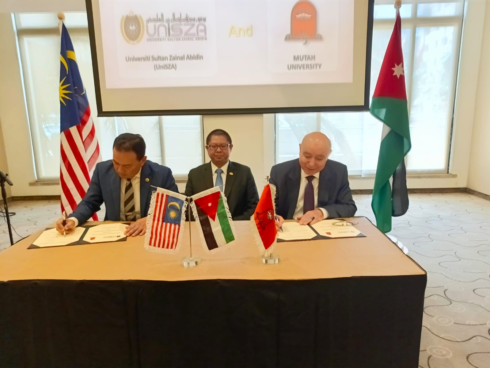 ​اتفاقية بين الجامعة وجامعة السلطان زين العابدين الماليزية .