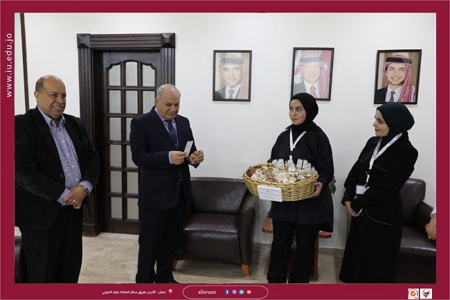 جامعة الإسراء تنظم حملة تنظيف وتزيين مسجد الجامعة