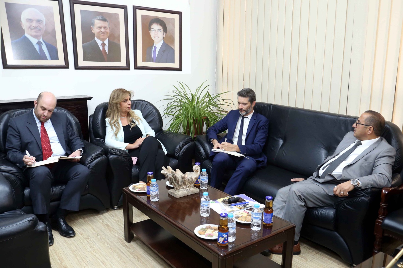 بحث التعاون بين الجامعة الأردنية والسفارة الفرنسية في الجامعة الأردنية