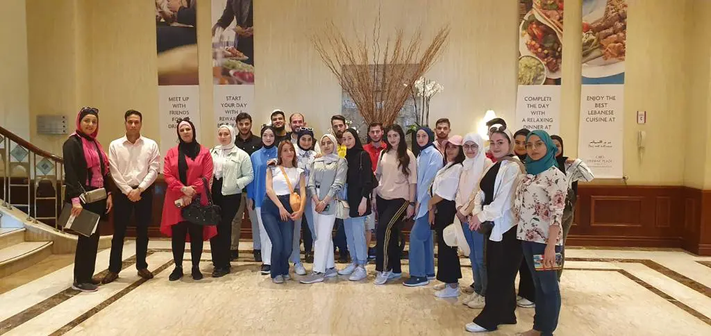 طلبة “الشرق الأوسط” في البحر الميت لدراسة جمالية المنشآت السياحية
