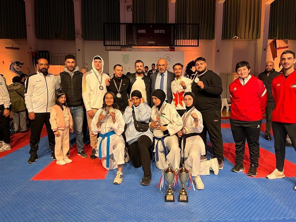 جامعة عمان الأهلية تتوج بالمركز الثالث في بطولة الجامعات الأردنية للكراتيه للطلاب والطالبات