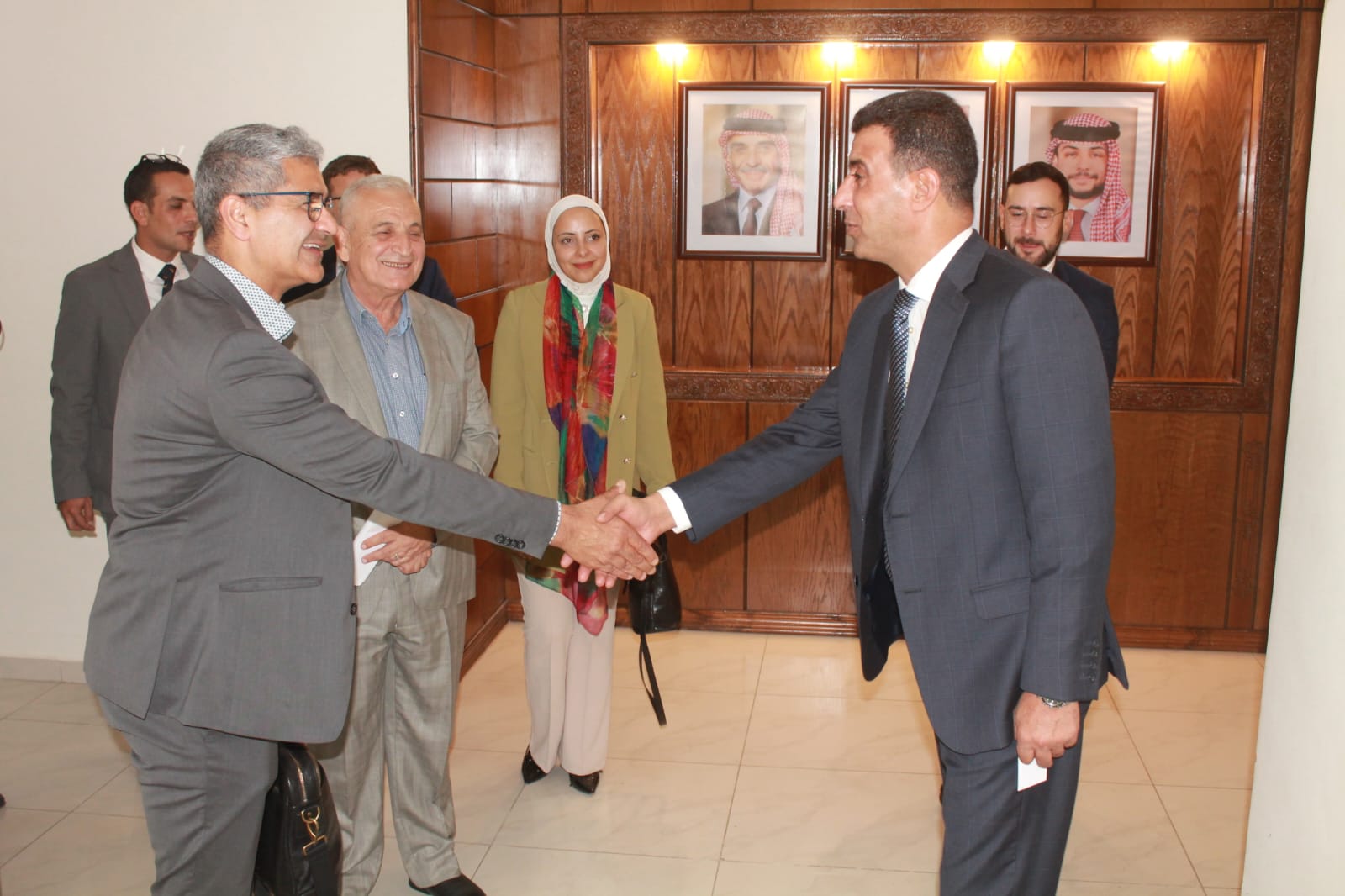 السفير الكندي يزور فرع الجامعة الأردنيّة في العقبة